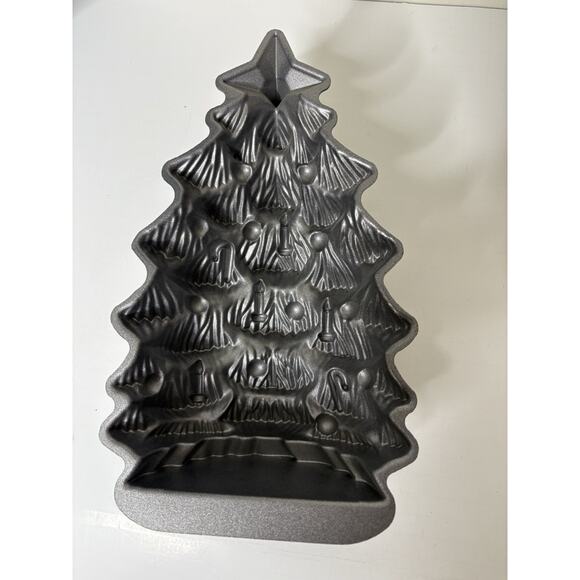 Nordic Ware Cast Aluminum Christmas Tree Cake Bread Pan Mold 4.5 cups USA Made - Picture 4 of 5